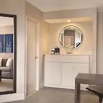 Hilton Magnificent Mile Hotel 3*
