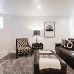 The Wrigleyville Deluxe -Steps From Wrigley Sleeps 10