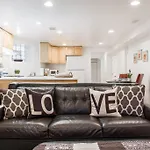 The Wrigleyville Deluxe -Steps From Wrigley Sleeps 10
