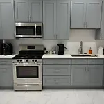 Adorable 2 Bedroom Apartment With Free Street Parking
