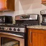 The Wrigleyville Deluxe -Steps From Wrigley Sleeps 10