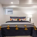 The Wrigleyville Deluxe -Steps From Wrigley Sleeps 10