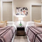 The Wrigleyville Deluxe -Steps From Wrigley Sleeps 10