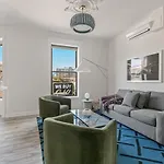 The Neighborhood - Lincoln Park Hotel