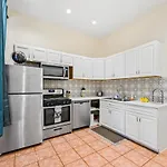 Lincoln Park Gem Apartment