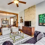 Garage Parking - Vintage Charm - And A Fabulous Location! Easily Enjoy The Best Of Chicago! Apts