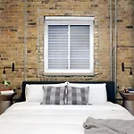 Breathtaking Getaway In Prime Lakeview Location!