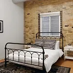 Breathtaking Getaway In Prime Lakeview Location!