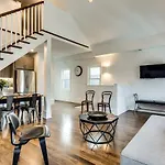 Old Town Chicago At It\'S Finest! Pet Friendly & Recently Renovated Top-Floor Condo Has Everything You Need For A Perfect Windy City Getaway Condo