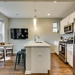 Vibrant & Stylish 4 Bed Condo Near Humboldt Park