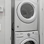 Well-Equipped 2Br Apt With Laundry - Crosby 205