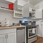 2Br Lively & Chic Apartment Close To Shops - Touhy 3S