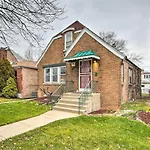 With Spacious Yard 14 Mi To Dtwn *
