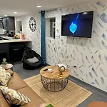 Modern 2Br Apartment West Loop Free Parking