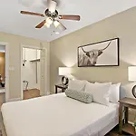 Splendid 4br Close To Bars & Restaurants - Damen 1r Apartment *