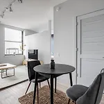 Loop 1br W Deck Gym Wd Nr W Loop The L Chi-220 Apartment *