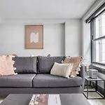 Loop Studio W Gym Wd Nr L Millennium Park Chi-469
