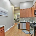 Splendid 4br Close To Bars & Restaurants - Damen 1r Apartment *