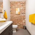 Luxurious Downtown 3 Bed 2 Bth
