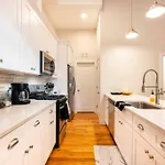 Apartment Luxurious Downtown 3 Bed 2 Bth