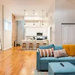 Luxurious Downtown 3 Bed 2 Bth Apartment *