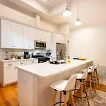 Luxurious Downtown 3 Bed 2 Bth