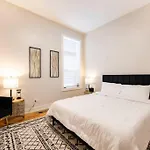 Luxurious Downtown 3 Bed 2 Bth Apartment