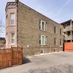 Chic Chicago Apartment About 1 Mi To Wrigley Field!