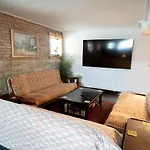 Inspiring Grotto Sleeps 10-20 Free Tv & Parking
