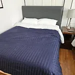 Club Salon Sleeps 10-20 Free Parking & Tv Apartment *