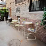 Club Salon Sleeps 10-20 Free Parking & Tv Apartment