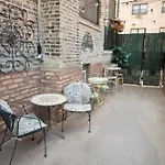 Club Salon Sleeps 10-20 Free Parking & Tv *