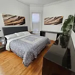 Club Salon Sleeps 10-20 Free Parking & Tv Apartment