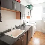 Apartment Club Salon Sleeps 10-20 Free Parking & Tv *