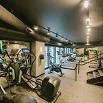 Gold Coast Luxury Home W/Rooftop Pool & Gym