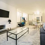 Gold Coast Luxury Home W/Rooftop Pool & Gym