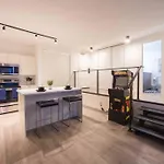 Spacious Gold Coast Apartment Rooftop Pool