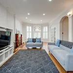 Free Parking And Room For All! Amazing 6 Bedroom In The Center Of It All! Apts