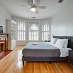 Free Parking And Room For All! Amazing 6 Bedroom In The Center Of It All! Apts