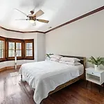 Lavish Stay Near Lake & Downtown #2