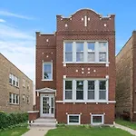 Walk To Train L Near Attractions And Ord L Free Parking L Patio