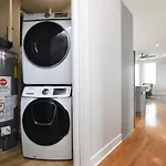 Contemporary Apt In Irving Park