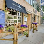 Central Chicago Loft Walk To Soldier Field!