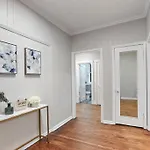 Apartment Chic & Fully Furnished 2br - Roscoe 1 Chicago
