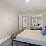 Chic & Fully Furnished 2br - Roscoe 1 Apartment *