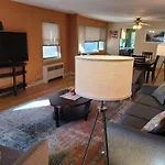 Great Chicago Getaway 2 Bedrooms Sleeps 1 To 4