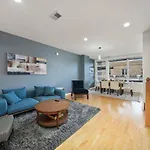 City-view 3-br Rooftop Chicago