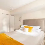 Cozy 2 Brm Mins Away From United Center Chicago