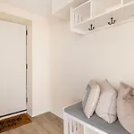 Cozy 2 Brm Mins Away From United Center Apartment