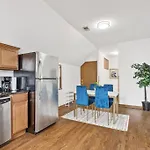 Bright And Modern 2Br Apt With Parking And Laundry